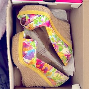 Frida Spring Floral Wedge - size 8 / 25